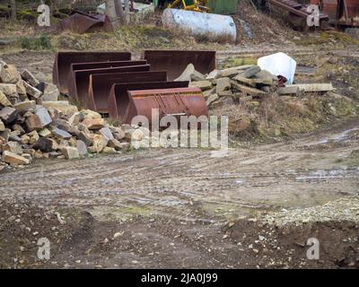 Kaskade rostiger Baggereimer in einem alten Steinbruch Stockfoto