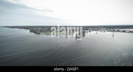 Ein Blick auf den Fluss in Green Bay mit Blick auf den Park mit einem grauen Graphitmotiv. Frühling Stockfoto