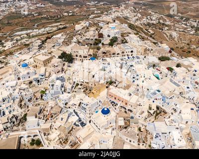 Luftaufnahme der Straßen der griechischen Architektur. Santorini, Griechenland Drone View Stockfoto