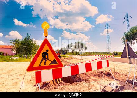 Schild mit Begrenzungslicht und Blinksignal sind Symbole der Vorsicht im Baubereich. Stockfoto