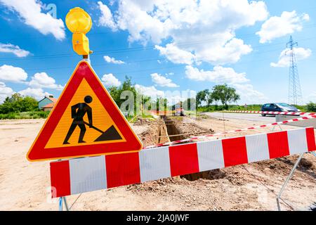 Schild mit Begrenzungslicht und Blinksignal sind Symbole der Vorsicht im Baubereich. Stockfoto