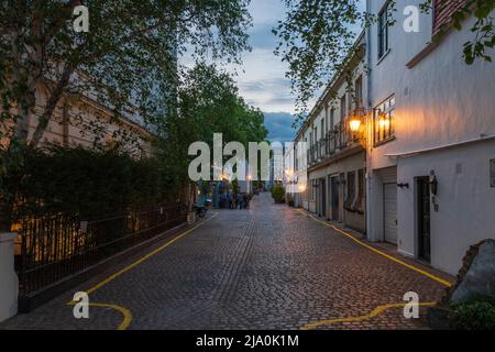 Queen's Gate Mews, London, schoss eine Dämmerung. Stockfoto