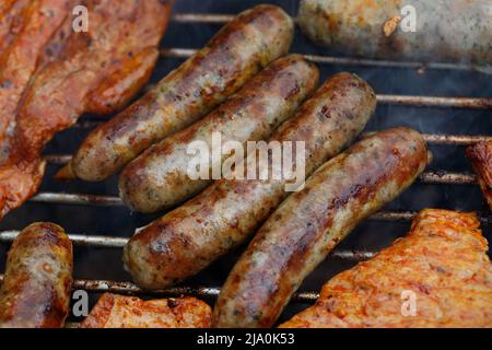 Gegrillte Würstchen auf dem Grill. Grillgerichte, Grill, Grill. Sommer Party Essen. Draufsicht. Stockfoto