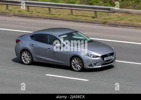 MAZDA 3 Sport Nav D SKYACTIV-D Fastback 2191 Diesel Limousine in Silber, 2015 Stockfoto