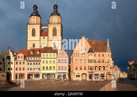 Blick auf den Marktplatz mit Rathaus und Stadtkirche Wittenberg in der Lutherstadt Wittenberg, Sachsen-Anhalt. Wittenberg, Deutschland - 26. April 201 Stockfoto
