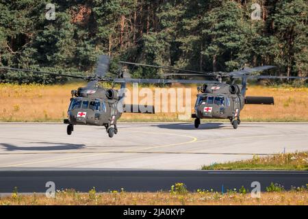 US Army Sikorsky UH-60 Blackhawk-Hubschrauber für den medizinischen Transport starten vom Luftwaffenstützpunkt Eindhoven. Niederlande - 22. Juni 2018 Stockfoto