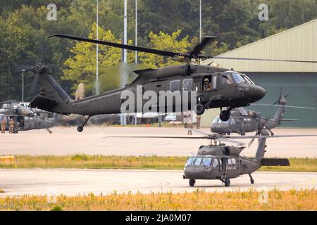 US Army Sikorsky UH-60m Black Hawk Hubschrauber starten von einem Luftstützpunkt in den Niederlanden - 22. Juni 2018 Stockfoto