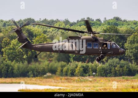 HUBSCHRAUBER DER US Army Sikorsky UH-60m Black Hawk treffen am 22. Juni 2018 auf einem Flugstützpunkt in den Niederlanden ein Stockfoto