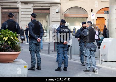 Florenz, Italien - 02. April 2019: Polizisten in Weste in der Nähe einer Kathedrale. Stockfoto