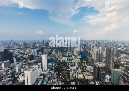 Bangkok, Thailand - 30. April 2022: Skyline der Stadt vom Dach des Mahanakorn-Turms auf der Sathorn-Straße Stockfoto