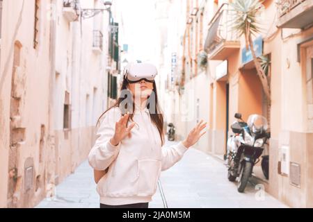 Frau mit vr-Headset im europäischen Street-Virtual-Travel-Konzept Stockfoto