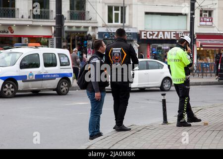 Istanbul, Türkei - 09 2019. Mai: Zwei Tourismuspolizisten neben einem Kollegen der Verkehrspolizei. Stockfoto