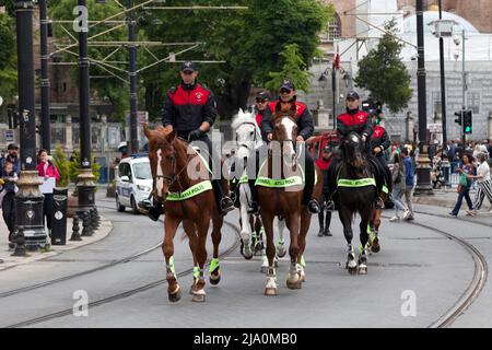 Istanbul, Türkei - 09 2019. Mai: Berittene Polizisten der Istanbuler Reitpolizei (Istanbul atli polis). Stockfoto