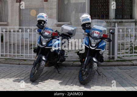 Istanbul, Türkei - 09 2019. Mai: Zwei Motorräder der Jandarma (Gendarmerie) parkten auf der Straße. Stockfoto