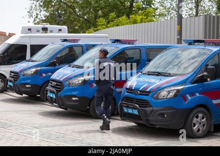 Istanbul, Türkei - 09 2019. Mai: Offizier der Jandarma (Gendarmerie) geht neben einer Reihe von Gendarmerie-Transportern. Stockfoto