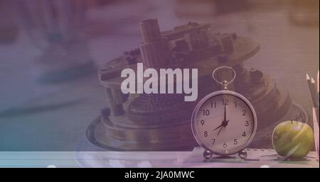 Bild von Uhr und Bücher über Uhr Mechanismus Stockfoto