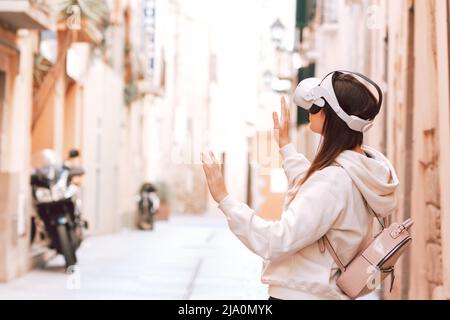 Frau mit vr-Headset im europäischen Street-Virtual-Travel-Konzept Stockfoto