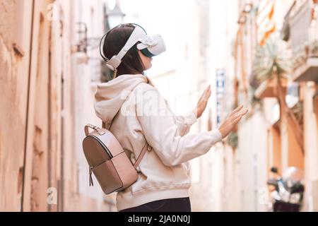 Frau mit vr-Headset im europäischen Street-Virtual-Travel-Konzept Stockfoto