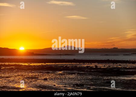 Sonnenaufgang über dem Arthurs-Sitz und Edinburgh Castle Stockfoto