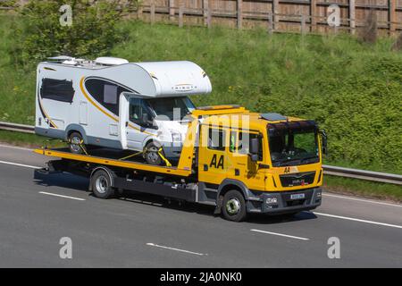 AA 24hr Straßenrettungs-Fahrzeug mit Tribute-Wohnmobil auf dem M61 in der Nähe von Manchester, Großbritannien Stockfoto