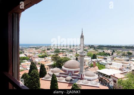 Blick über die Altstadt von Rhodos auf die Ägäis vom Uhrenturm mit der mittelalterlichen Suleiman-Moschee im Vordergrund Stockfoto