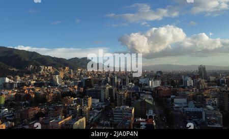 Die hochgelegene Hauptstadt Bogota, Kolumbien, mit Blick aus der Vogelperspektive von Usaquen in Richtung Stadtzentrum Stockfoto