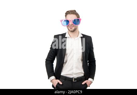 Nerdy extravagant Mann Mitarbeiter lächeln in lustige Gläser und formelle Anzug stehen, Nerd Stockfoto