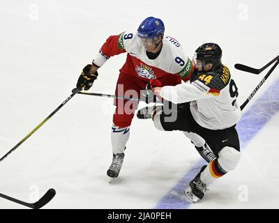 Von links der Tscheche David Sklenicka, Alexander Karachun aus Deutschland in Aktion beim Viertelfinalspiel der Eishockey-Weltmeisterschaft 2022 in der Tschechischen Republik gegen Deutschland, 26. Mai 2022, Helsinki, Finnland. (CTK Photo/Michal Kamaryt) Stockfoto