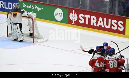 Das tschechische Team feiert beim Viertelfinale der Eishockey-Weltmeisterschaft 2022 in Helsinki, Finnland, das zweite Tor Tschechien gegen Deutschland, 26. Mai 2022. Links ist der deutsche Torwart Philipp Grubauer. (CTK Photo/Michal Kamaryt) Stockfoto