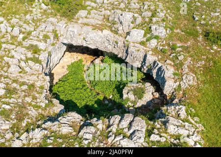 Eingang zur Höhle Culumova in Kroatien Stockfoto