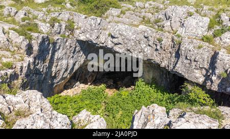 Eingang zur Höhle Culumova in Kroatien Stockfoto