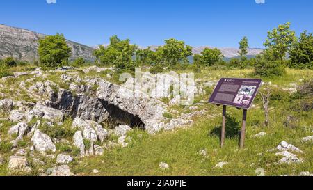 Eingang zur Höhle Culumova in Kroatien Stockfoto