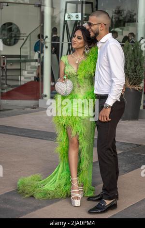 Sofia, Bulgarien - 24.05.2022, Ein schickes Paar der Studenten posiert beim Abschlussball vor einem Restaurant Stockfoto