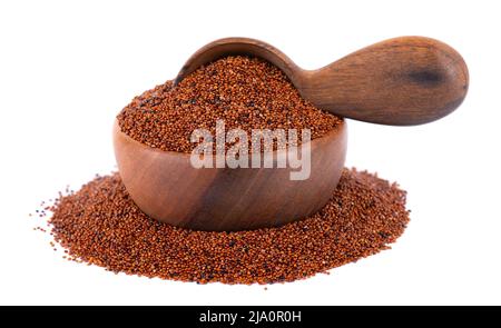 Canihua Körner isoliert auf weißem Hintergrund. Stapel von Qaniwa in Holzschüssel und Löffel. Trockene Körner von chenopodium pallidicaule Stockfoto