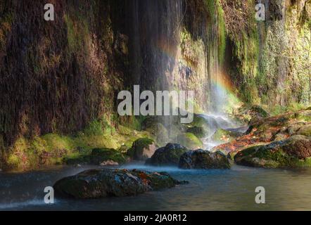 Magische Wasserfälle von Kursunlu in Antalya, Türkei. Kursunlu selalesi. Der Wasserfall Kurshunlu liegt 19 km von Antalya, Türkei, entfernt. Stockfoto