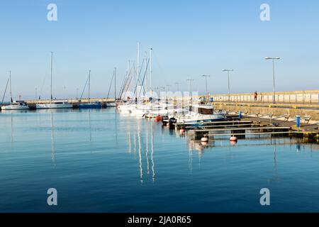 02. Mai 2022 , Segelboote im Hafen von Hel vertäut. Marina vor der Saison. Hel, Hel-Halbinsel, Ostsee, Pommern, Polen Stockfoto