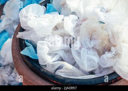 Weiße gebrauchte medizinische Schuhüberzüge im Müll. Das Konzept der Hygiene und des Schutzes. Umweltverschmutzung Stockfoto