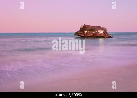 Restaurant „The Rock“ in der Dämmerung, Michamwi Pingwe, Sansibar, Tansania. Stockfoto