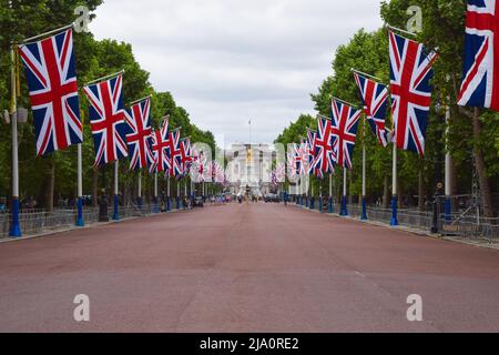 London, England, Großbritannien. 26.. Mai 2022. Union Jack Flaggen schmücken die Mall für das Platin-Jubiläum der Königin, anlässlich des 70.. Jahrestages der Thronbesteigung der Königin. Vom 2.. Bis 5.. Juni findet ein spezielles, erweitertes Platinum Jubilee Weekend statt. (Bild: © Vuk Valcic/ZUMA Press Wire) Stockfoto