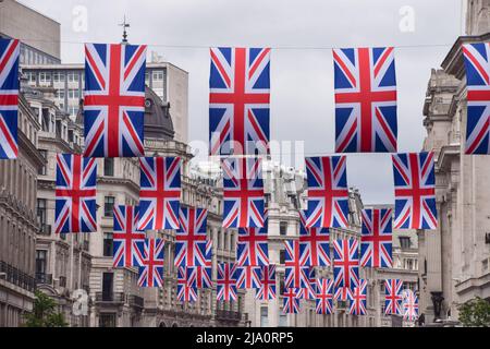 London, England, Großbritannien. 26.. Mai 2022. Union Jack-Flaggen schmücken die Regent Street für das Platin-Jubiläum der Königin, anlässlich des 70.. Jahrestages der Thronbesteigung der Königin. Vom 2.. Bis 5.. Juni findet ein spezielles, erweitertes Platinum Jubilee Weekend statt. (Bild: © Vuk Valcic/ZUMA Press Wire) Stockfoto