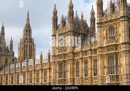 Seitenansicht des Palastes von Westminster, Houses of Parliament mit dem Central Tower, London, Großbritannien Stockfoto