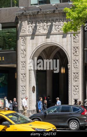 Der Eingang zum Salmon Tower in der 11 West 42. Street besteht aus Kalkstein mit 12 Tierkreiszeichen, Midtown Manhattan, New York City, USA 2022 Stockfoto