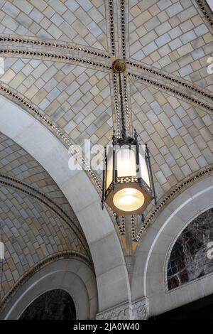 Der Eingang des Salmon Tower in der 11 West 42. Street hat eine gewölbte Fliesendecke mit dekorativen Hängelampen, Midtown Manhattan, New York City, USA 2022 Stockfoto