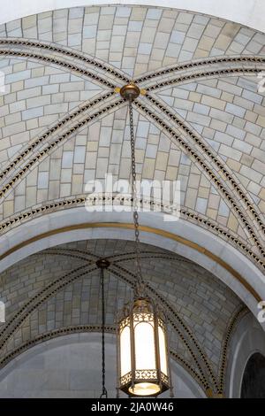 Der Eingang des Salmon Tower in der 11 West 42. Street hat eine gewölbte Fliesendecke mit dekorativen Hängelampen, Midtown Manhattan, New York City, USA 2022 Stockfoto