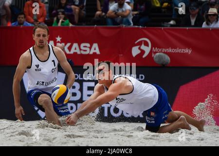 Ostrava, Tschechische Republik. 26.. Mai 2022. Von links sind die Tschechen Ondrej Perusic und David Scheiner beim Beachvolleyball-Turnier Pro Tour der Elite-Kategorie in Ostrava, Tschechien, am 26. Mai 2022 im Einsatz. Kredit: Jaroslav Ozana/CTK Foto/Alamy Live Nachrichten Stockfoto