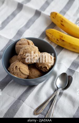 Hausgemachte Erdnussbutter Bananeneis in einer Schüssel, Seitenansicht. Stockfoto