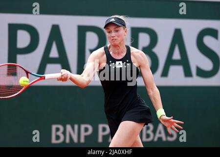Paris, Frankreich. 26.. Mai 2022. Die kasachische Elena Rybakina spielt am Donnerstag, dem 26. Mai 2022, gegen die US-Amerikanerin Katie Volynets während ihres Spiels bei den French Tennis Open in Roland Garros in der Nähe von Paris. Rynakina gewann 6-4, 6-0. Foto von Maya Vidon-White/UPI Credit: UPI/Alamy Live News Stockfoto