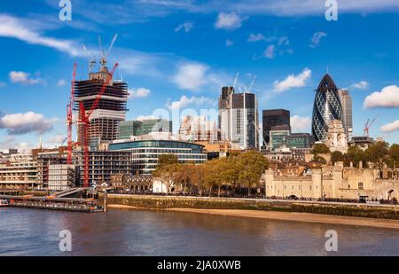 London, Großbritannien - 1. Nov 2012: 20 Fenchurch Street (The Walkie-Talkie) Wolkenkratzer während der Bauarbeiten, von der Tower Bridge aus gesehen Stockfoto