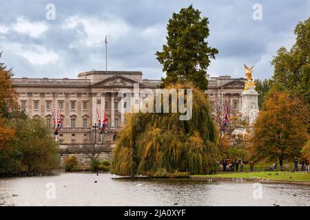 London, Großbritannien - 29. Oktober 2012: Buckingham Palace und Victoria Memorial vom St James's Park aus gesehen Stockfoto