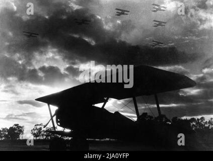 Doppeldecker im Schatten in Szene von HELL'S ANGELS 1930 Regisseure HOWARD HUGHES EDMUND GOULDING und JAMES WHALE The Caddo Company / United Artists Stockfoto